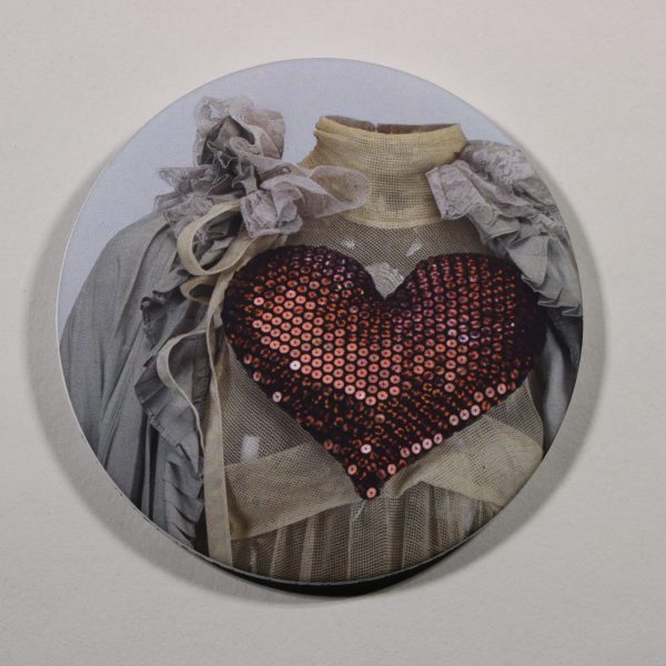 Magnet détail costume coeur BNM Magnet détail costume coeur BNM