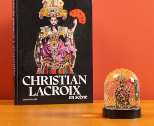 Boule à paillettes - création M. Christian Lacroix Boule à paillettes - création M. Christian Lacroix